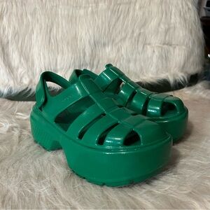 CROCS STOMP FISHERMAN sandals
Green 8w, M6
Stock photo shows accurate color